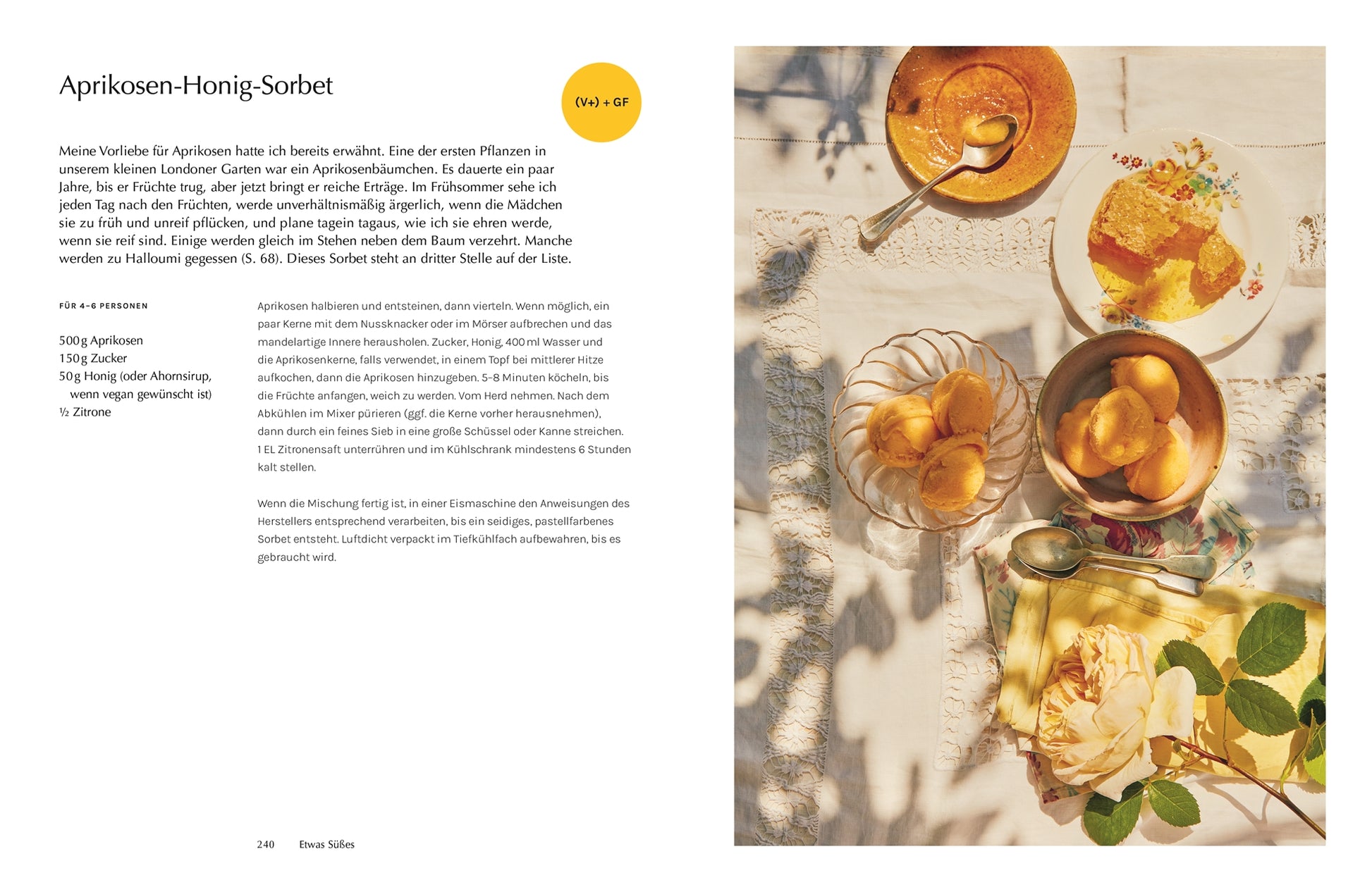 Aprikosen-Honig-Sorbet: Aprikosensorbet in Schälchen angerichtet auf einer bestickten Tischdecke mit Honigwaben auf einem Teller – sommerlich, helles Lichtspiel mit floraler Tischdeko.