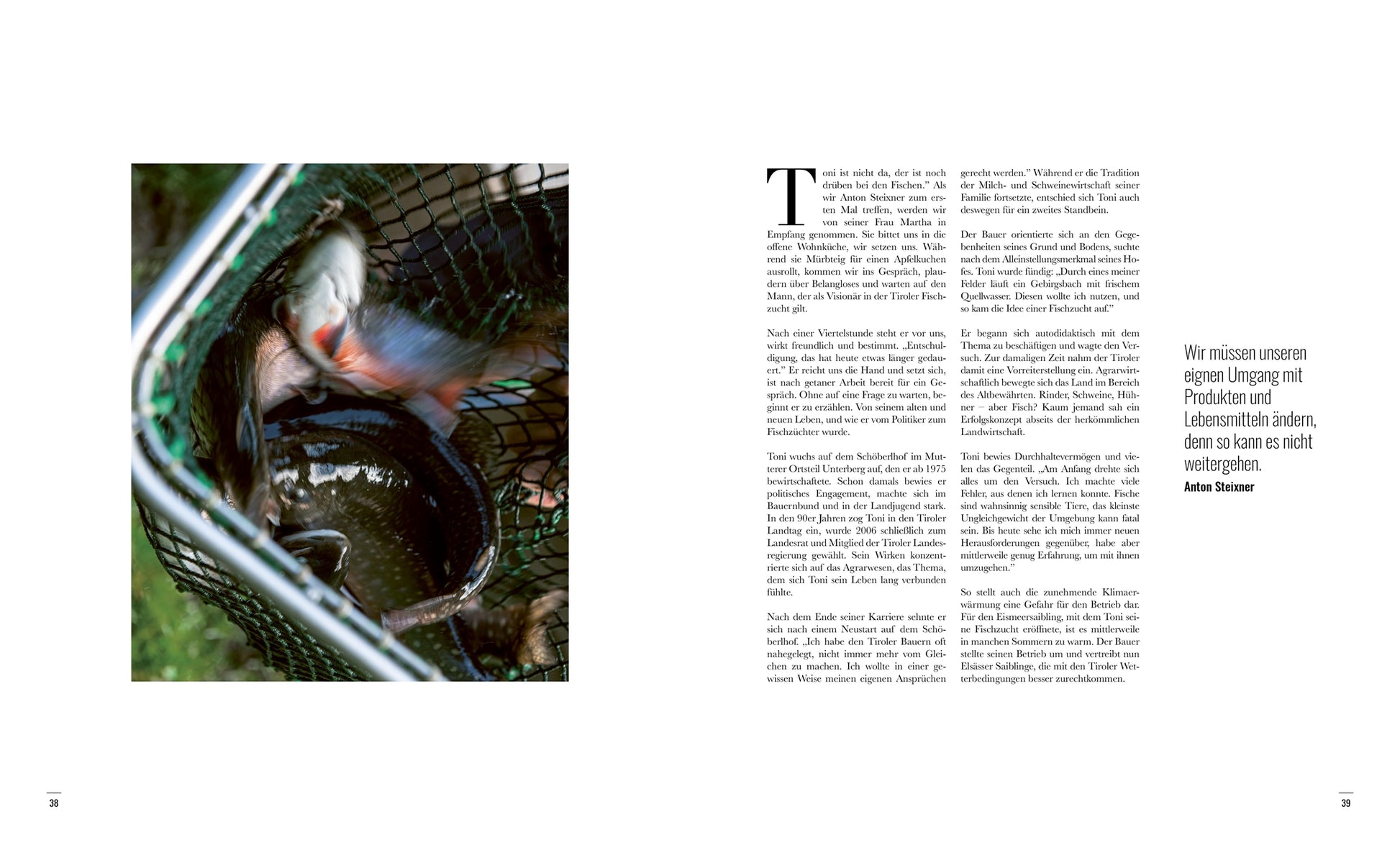 Doppelseite: Fische und Zitat Anton Steiner: Links Fischfang in einem Netz, rechts Text über nachhaltige Fischzucht in Tirol mit einem Zitat von Anton Steiner: ‚Wir müssen unseren eigenen Umgang mit Produkten und Lebensmitteln ändern, denn so kann es nicht weitergehen.'