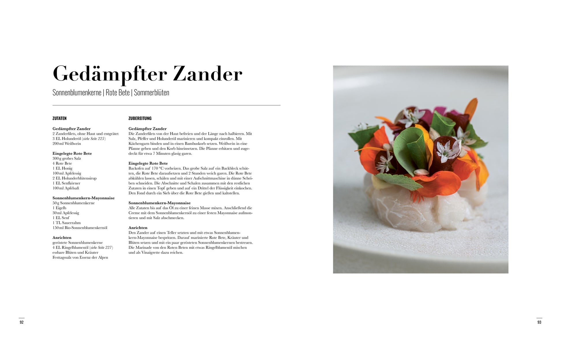 Gedämpfter Zander – Sonnenblumenkerne | Rote Bete | Sommerblüten: „Zart gegarter Zander mit Rote-Bete-Streifen, Sonnenblumenkern-Mayonnaise und essbaren Blüten, kunstvoll arrangiert auf einem hellen Teller.“