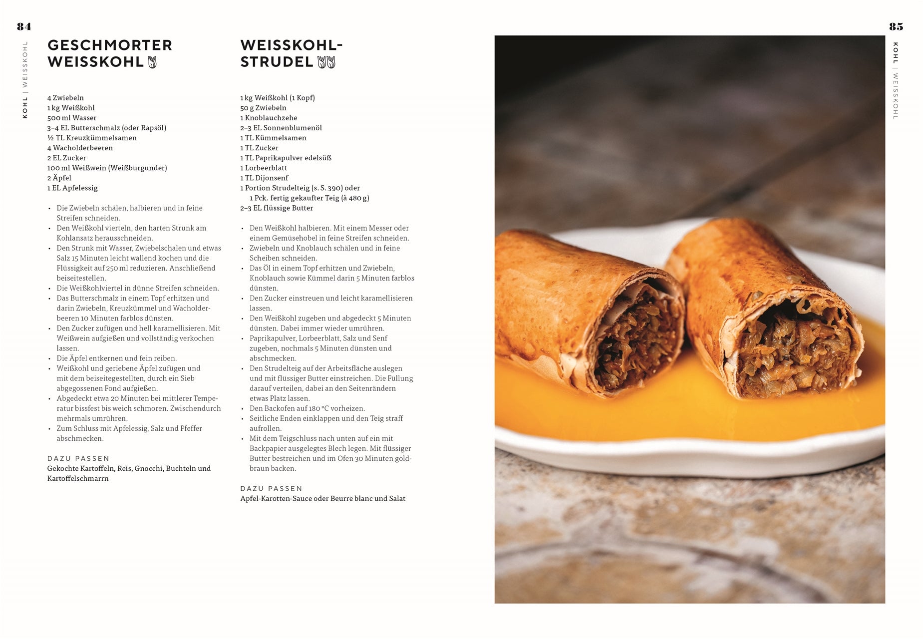 Geschmorter Weißkohl und Weißkohlstrudel: Zwei vegetarische Kohlgerichte: links geschmorter Weißkohl mit Rezepttext, rechts Weißkohlstrudel auf einem weißen Teller mit orangefarbener Sauce serviert.