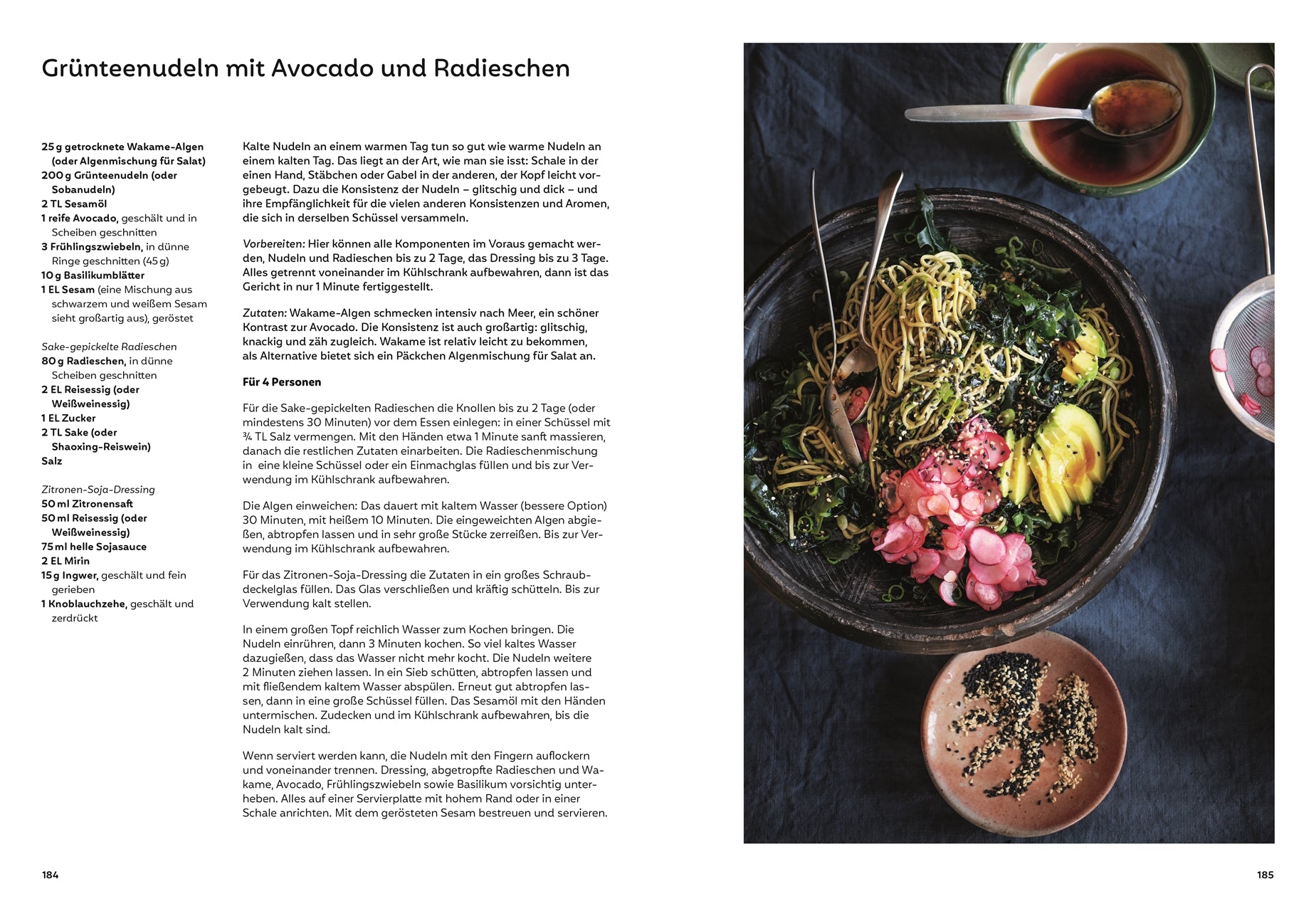 Grünteenudeln mit Avocado und Radieschen: Große Schüssel mit Grüntee-Nudeln, mariniertem Gemüse wie Radieschen, Avocado, Frühlingszwiebeln und Wakame-Algen, daneben kleine Schalen mit Sesam und Dressingzutaten.