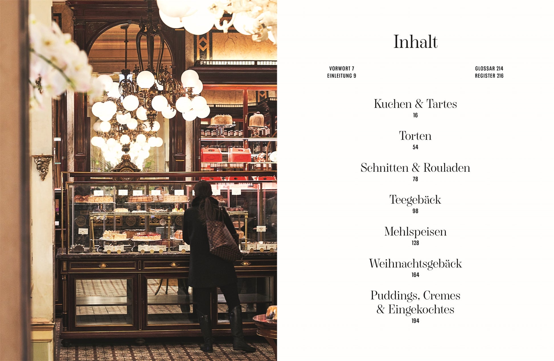 Inhaltsverzeichnis: Inhaltsverzeichnis des Buches mit Kapiteln wie Kuchen & Tartes, Torten, Schnitten & Rouladen, Teegebäck, Mehlspeisen, Weihnachtsgebäck und Puddings, daneben ein Blick in eine traditionelle Wiener Konditorei mit Vitrinen voller Torten.