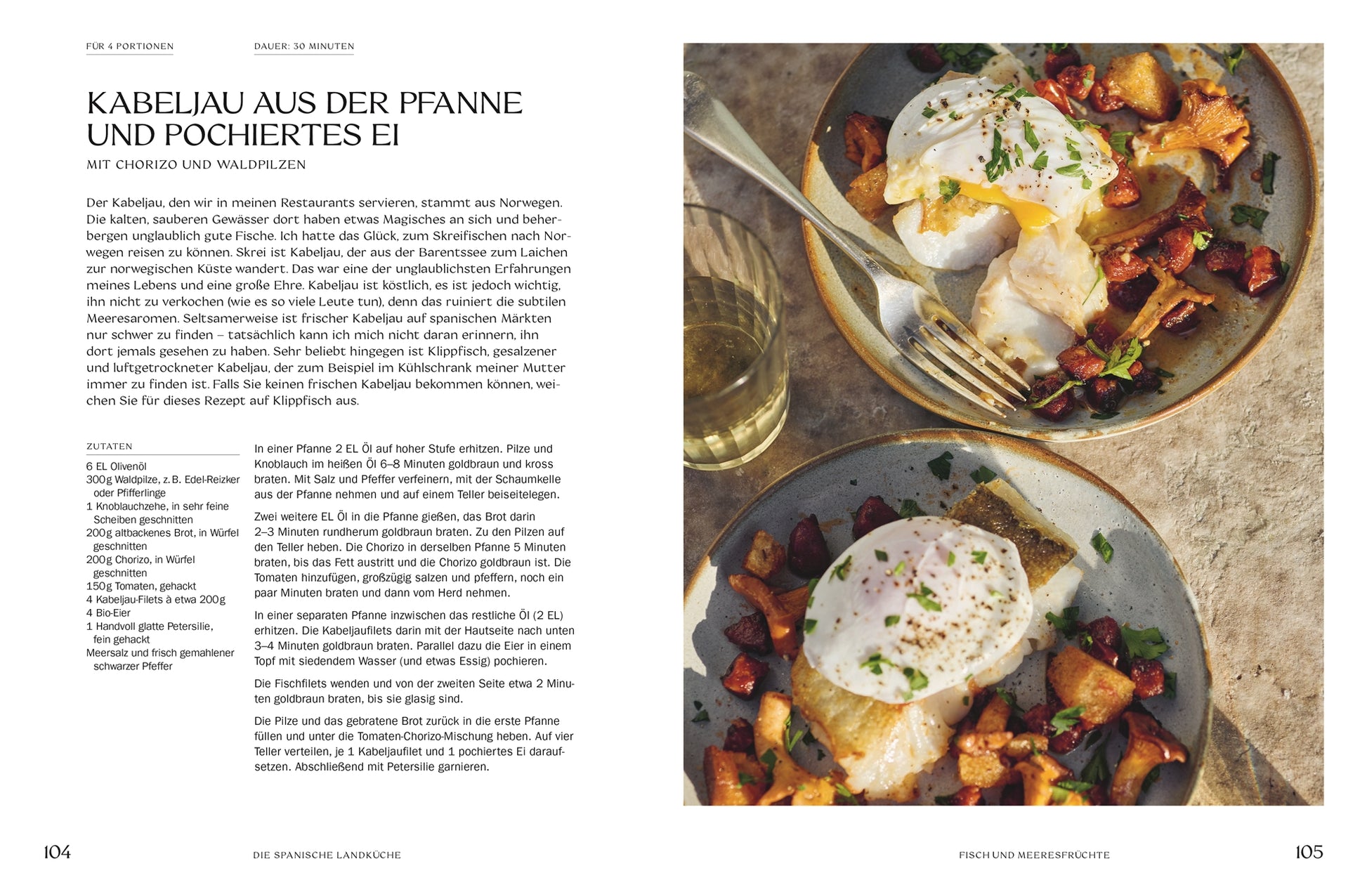 Kabeljau aus der Pfanne und pochiertes Ei mit Chorizo und Waldpilzen: Zwei Teller mit gebratenem Kabeljau, pochiertem Ei und gebratenen Waldpilzen und Chorizo auf einem rustikalen Untergrund. Das pochierte Ei läuft leicht aus, dekoriert mit frischer Petersilie.