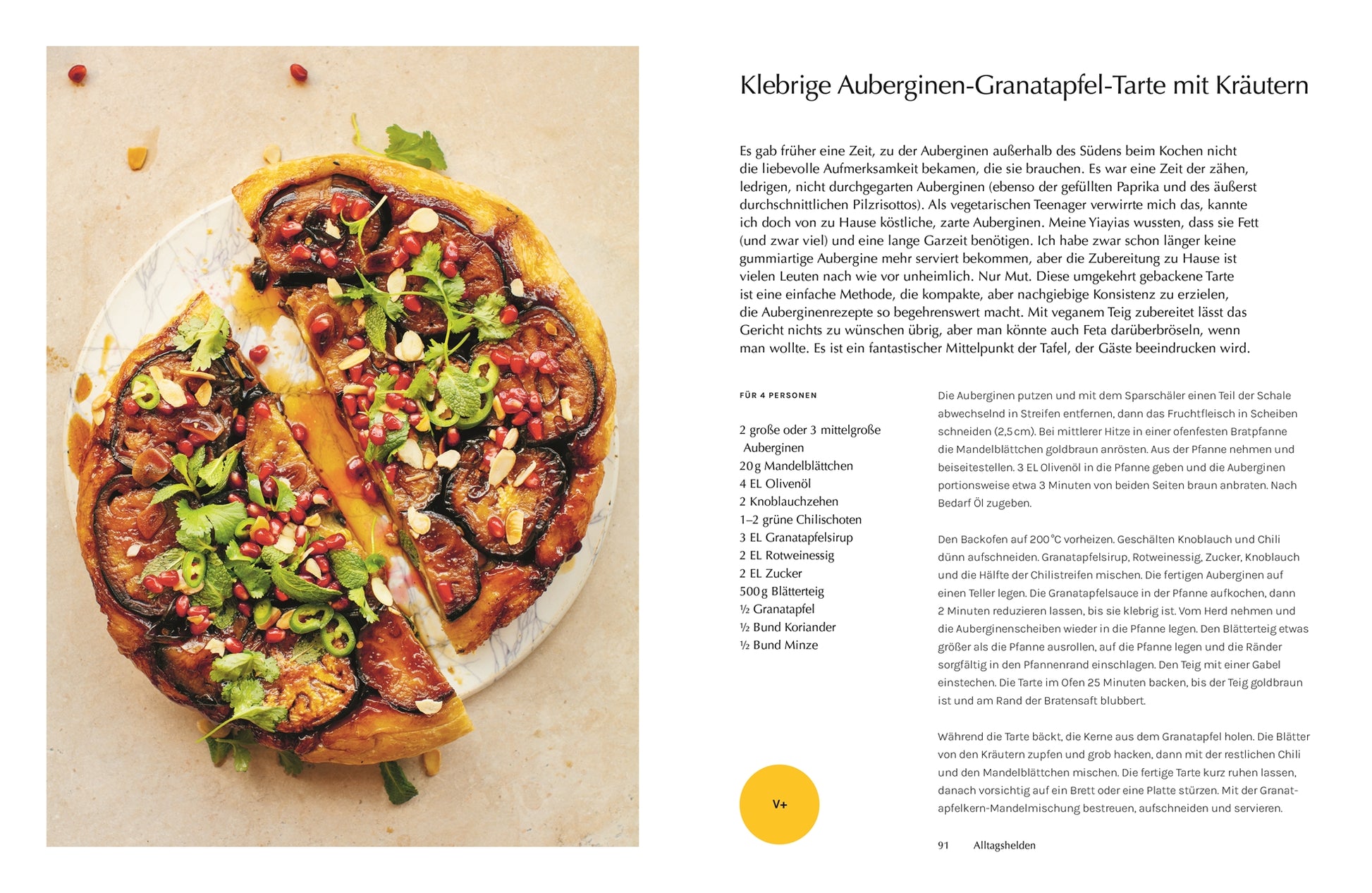 Klebrige Auberginen-Granatapfel-Tarte mit Kräutern:  Bunte, aufgeschnittene Tarte mit Auberginen, Kräutern und Granatapfelkernen auf einem hellen Teller – rustikal und dekorativ angerichtet.