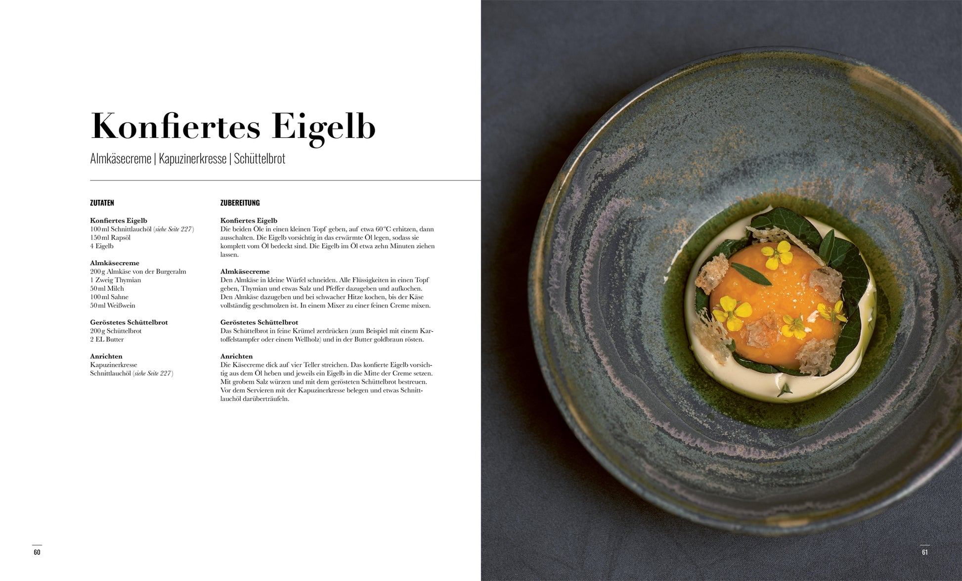 Konfiertes Eigelb – Almkäsecreme | Kapuzinerkresse | Schüttelbrot: „Leuchtend orangefarbenes Eigelb auf cremiger Almkäsecreme, garniert mit Kapuzinerkresse und knusprigen Brotstücken in einer tiefen, handgefertigten Keramikschale.“