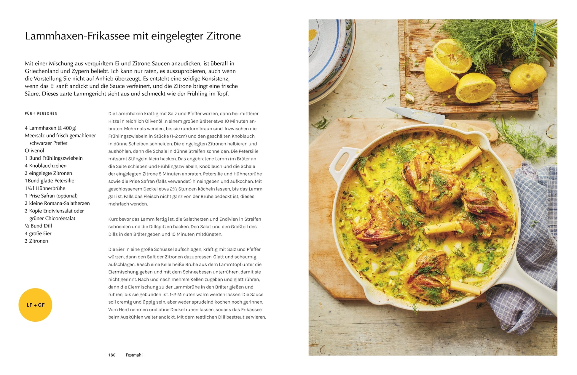 Lammhaxen-Frikassee mit eingelegter Zitrone: Lammhaxen in cremiger gelber Zitronensauce, serviert in einer großen weißen Pfanne, garniert mit Dill, daneben frische Zitronen und Kräuter.