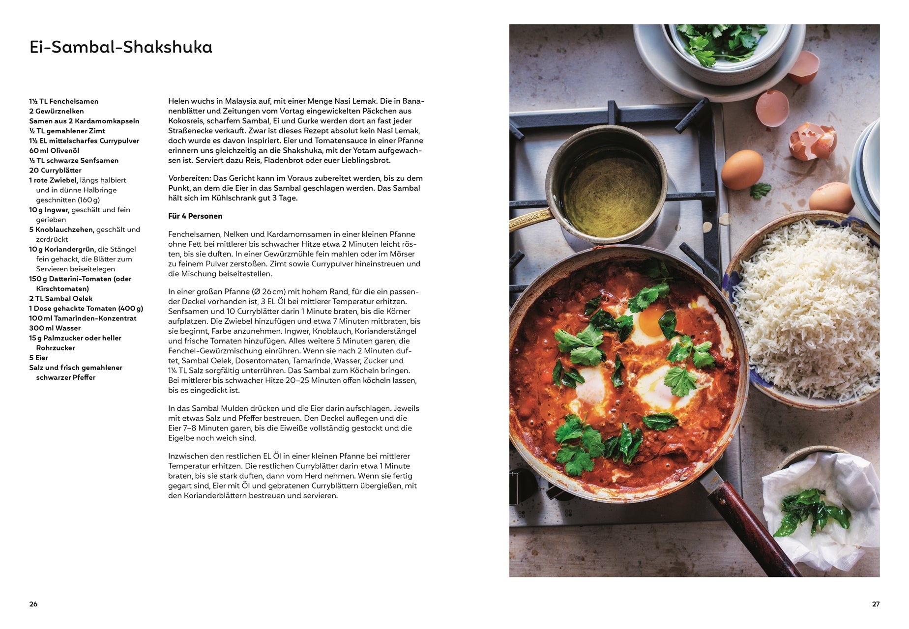 Ei-Sambal-Shakshuka: Rote Shakshuka in einer Pfanne mit pochierten Eiern, serviert mit Reis, frischen Kräutern und weiteren Zutaten wie Eiern und zerstoßenen Gewürzen auf einer Küchenarbeitsfläche.