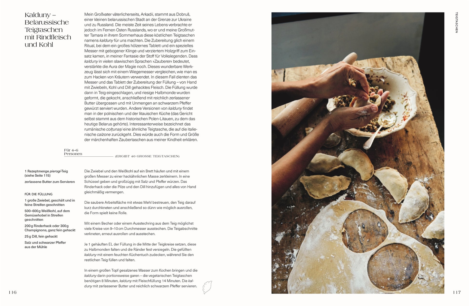 Rezeptseite für Kalduńy. Belarussische Teigtaschen. Links Text mit Geschichte und Zutaten, rechts Hände beim Falten von Teigtaschen auf einem Holztisch mit Mehl und Nudelholz.