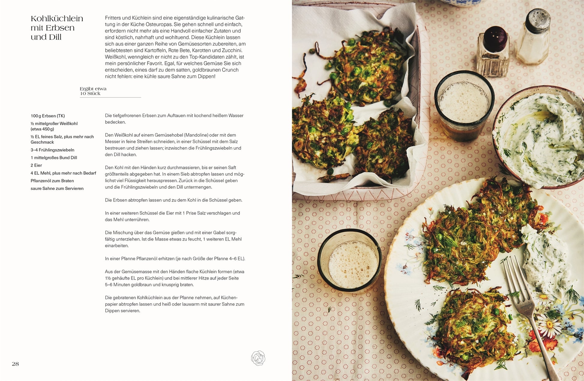 Rezeptseite für Kohlküchlein mit Erbsen und Dill. Links Text mit Zutaten und Anleitung, rechts Teller mit gebratenen Kohlküchlein und Schüssel saure Sahne-Dip.