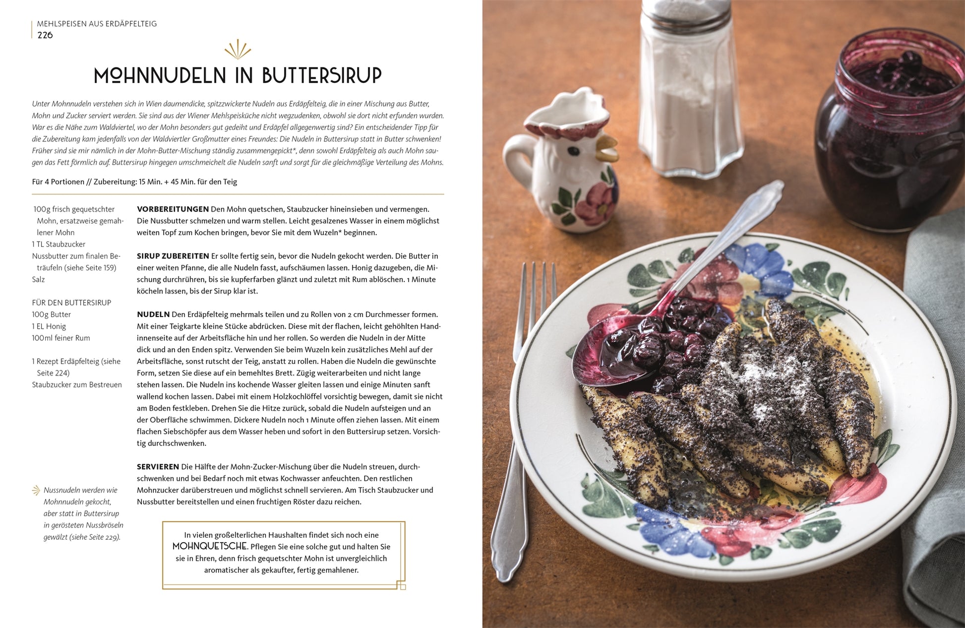 Rezeptseite für Mohnnudeln in Buttersirup. Links Anleitung mit Zutaten, rechts Teller mit Mohnnudeln, bestreut mit Zucker, serviert mit Kompott, im Hintergrund Zuckerstreuer und Keramik-Kännchen.