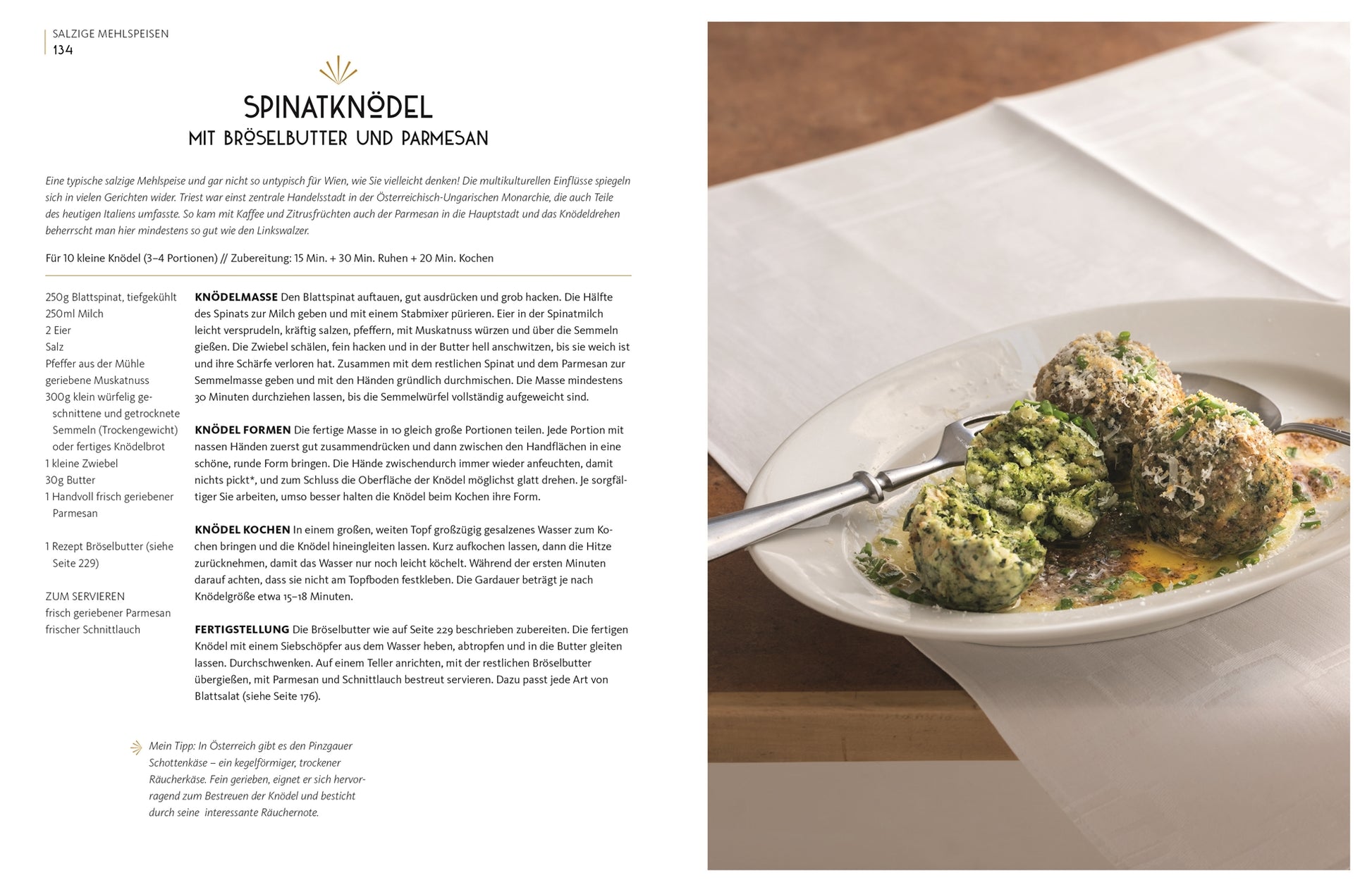Rezeptseite für Spinatknödel mit Bröseltbutter und Parmesan. Links Zutatenliste und Zubereitung, rechts Teller mit grünen Spinatknödeln, halbiert, serviert mit Butter und Parmesan.