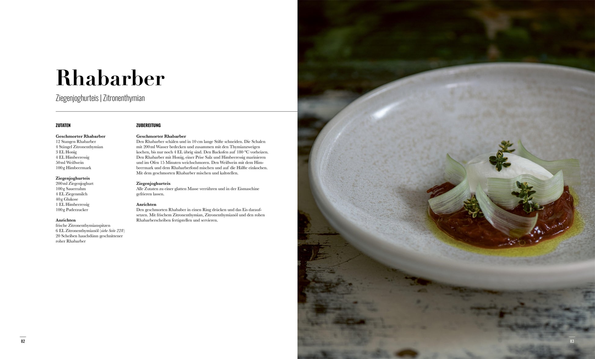 Rhabarber – Ziegenjoghurteis | Zitronenthymian: Rhabarberkompott mit Ziegenjoghurteis, frischem Zitronenthymian und hauchdünnen Rhabarberstreifen auf einem hellen Teller, elegant angerichtet.
