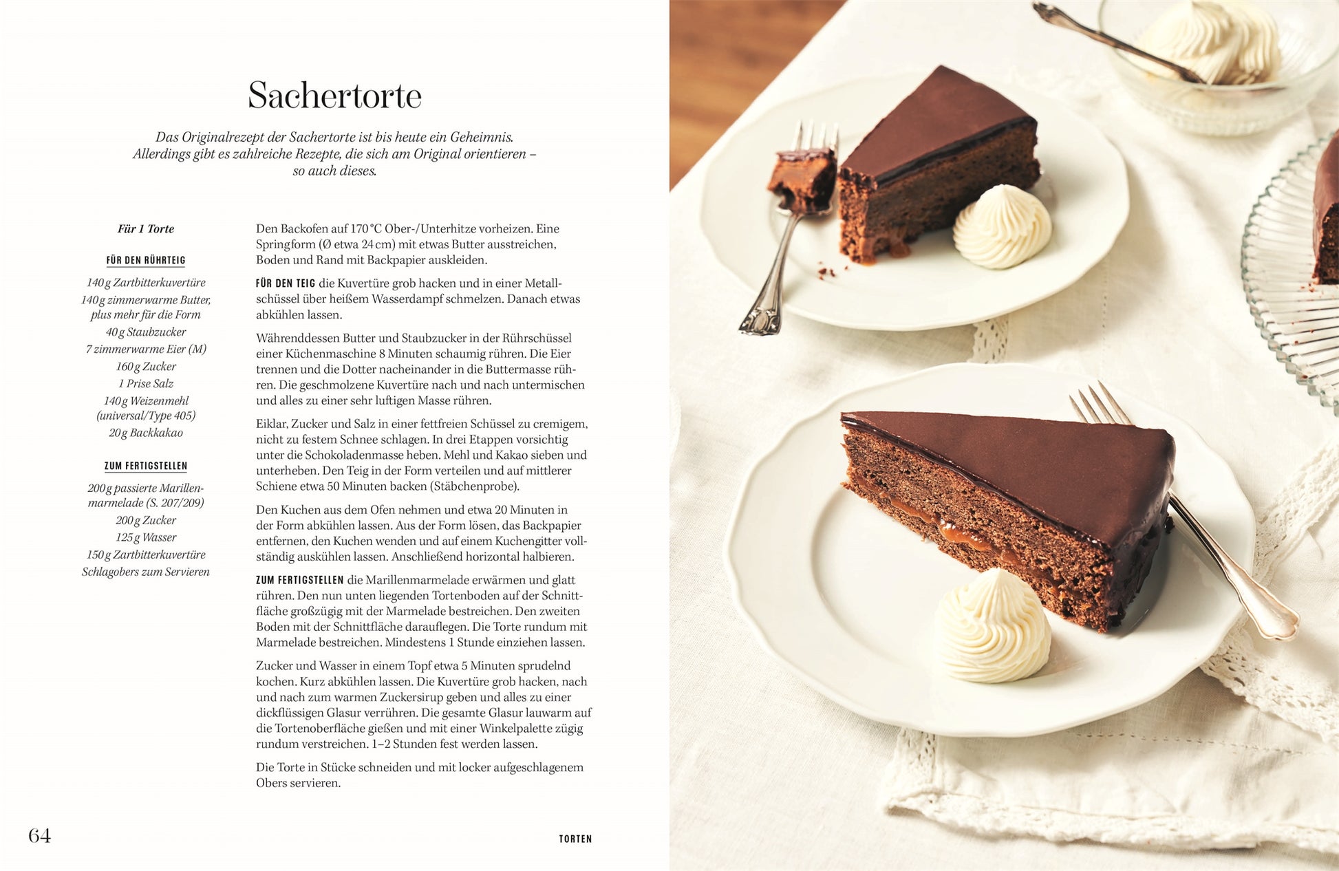Rezept Sachertorte: Drei Stücke klassische Sachertorte mit glänzender Schokoladenglasur auf weißen Tellern, serviert mit Rosetten aus Schlagobers.