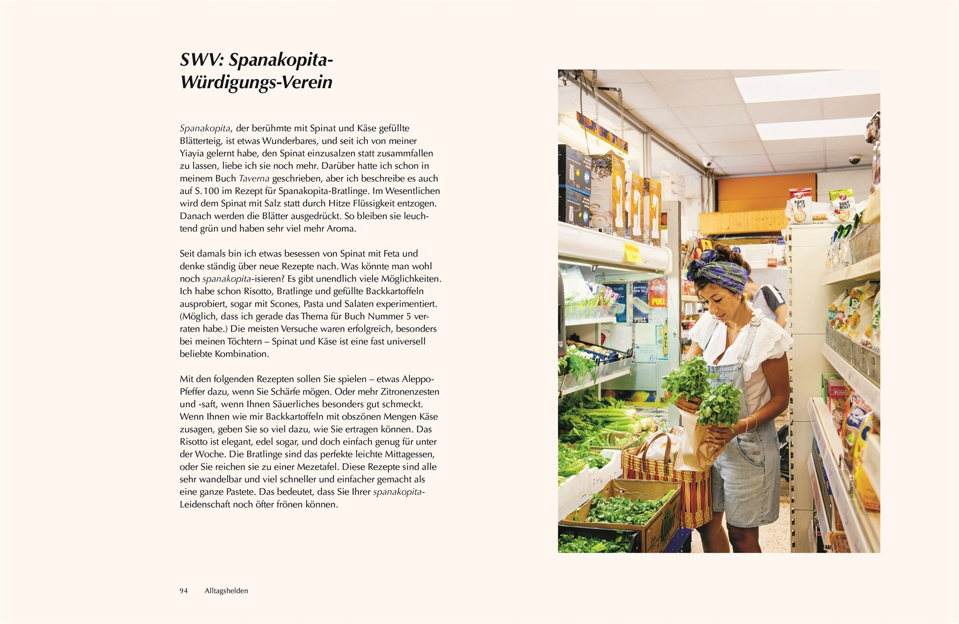 Spanakopita-Würdigungs-Verein: Frau mit buntem Kopftuch beim Einkauf von frischen Kräutern in einem kleinen Lebensmittelgeschäft – familiäre, alltägliche Szene.