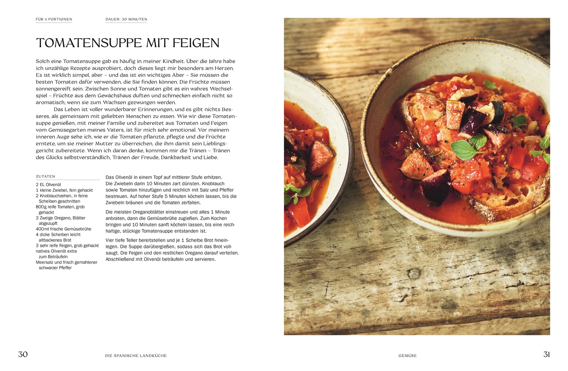 Tomatensuppe mit Feigen: Zwei Schalen mit kräftig roter Tomatensuppe, belegt mit frischen Feigenstücken, Oregano und geröstetem Brot. Die Schalen stehen auf einem rustikalen Holztisch.