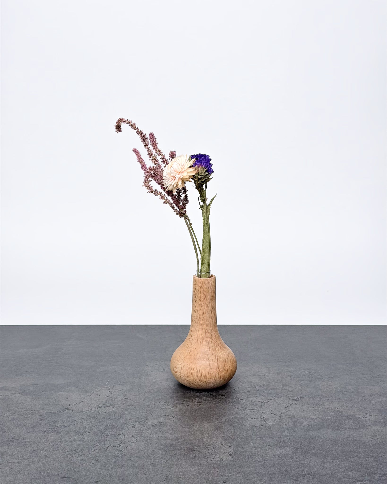 Handgefertigte Holzvase Kropla mit Glaseinsatz von Wooden Story – mikkaneo
