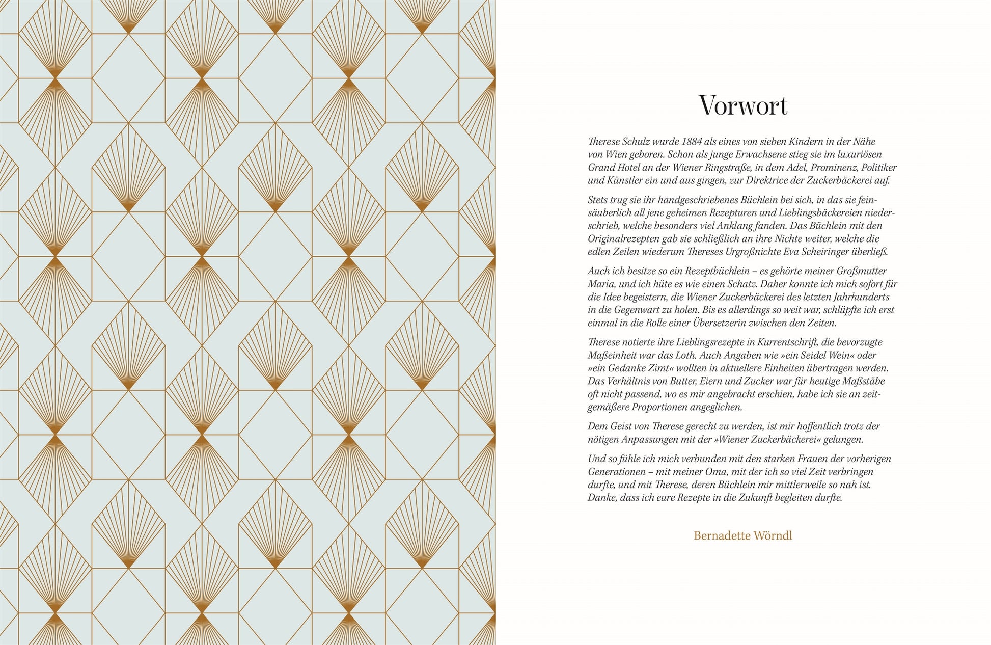 Vorwort: Rechte Seite zeigt das Vorwort von Bernadette Wörndl über die familiäre Herkunft und Weitergabe alter Backrezepte, linke Seite mit geometrischem Art-déco-Muster in Gold auf hellblauem Grund.