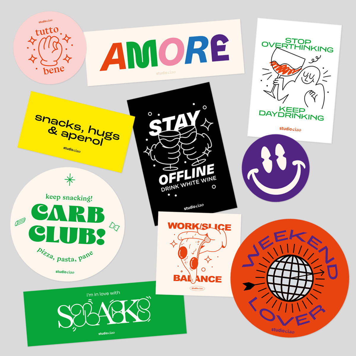 Buntes AMORE Stickerset von studio ciao mit 10 modernen Illustrations-Stickern, darunter Schriftzüge wie „AMORE“, „Carb Club“, „Weekend Lover“ und „Stay Offline“, Motive mit Essen, Wein, Smiley und typografischen Statements auf verschiedenen Formen und Farben.