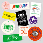 Buntes AMORE Stickerset von studio ciao mit 10 modernen Illustrations-Stickern, darunter Schriftzüge wie „AMORE“, „Carb Club“, „Weekend Lover“ und „Stay Offline“, Motive mit Essen, Wein, Smiley und typografischen Statements auf verschiedenen Formen und Farben.