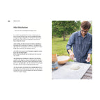 Doppelseite aus dem Buch 1 Methode 100 Brote mit Tipps zum Brotbacken und Foto des Autors Martin Johansson, wie er Teig mit Mehl bestäubt. Praktische Ratschläge und Grundlagen fürs Backen zu Hause.