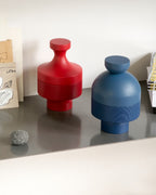 Designobjekte ANUKI, HINTO und DEVAKI von NIEVEN auf Regal in Rot Blau und Schwarz handgedrechselte Holzschalen aus Esche moderne Wohnaccessoires zur Aufbewahrung und Dekoration hergestellt in Deutschland.