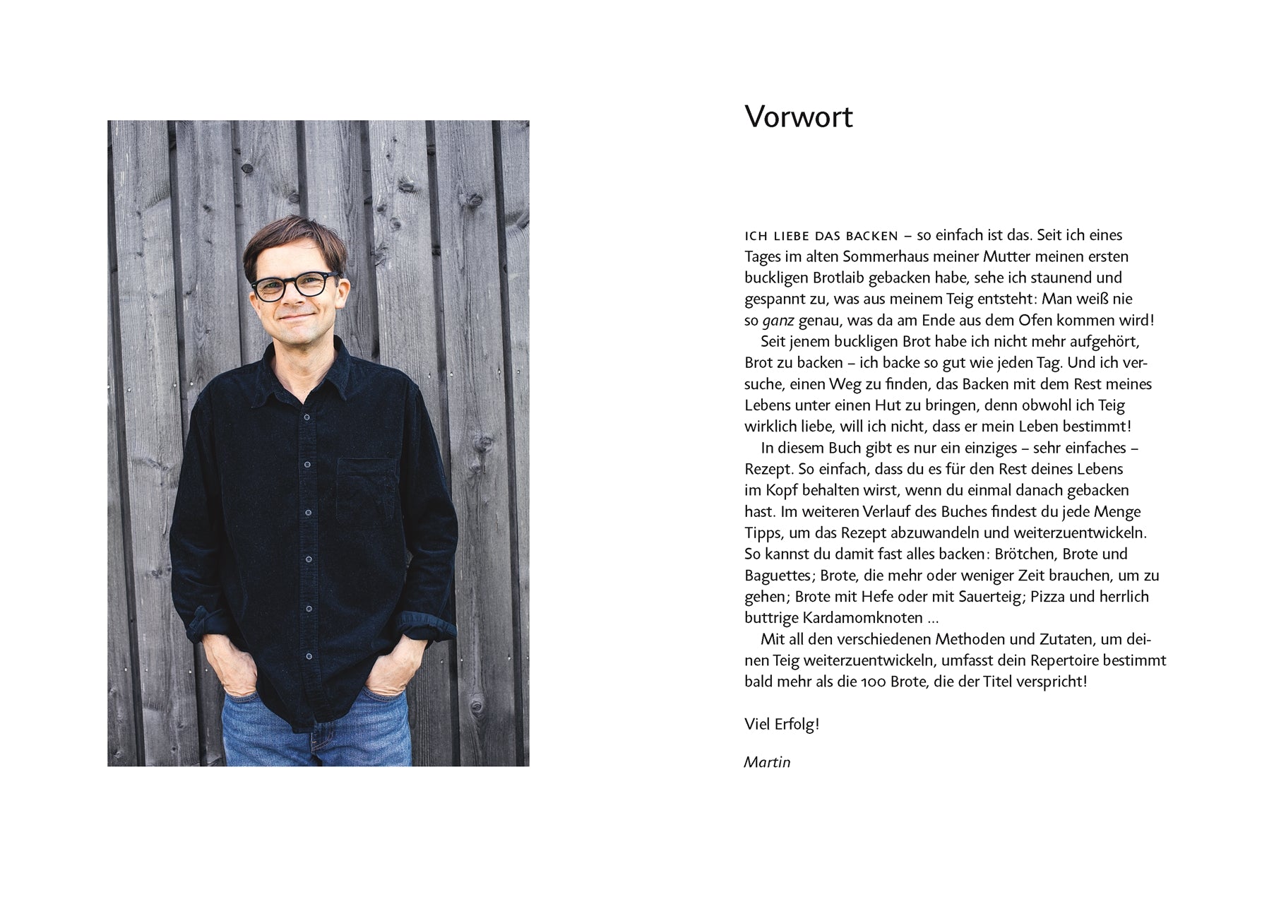 Autor Martin Johansson im Vorwort seines Buches 1 Methode 100 Brote vor einer Holzwand. Einführung in seine einfache Brotbackmethode und Leidenschaft fürs Backen