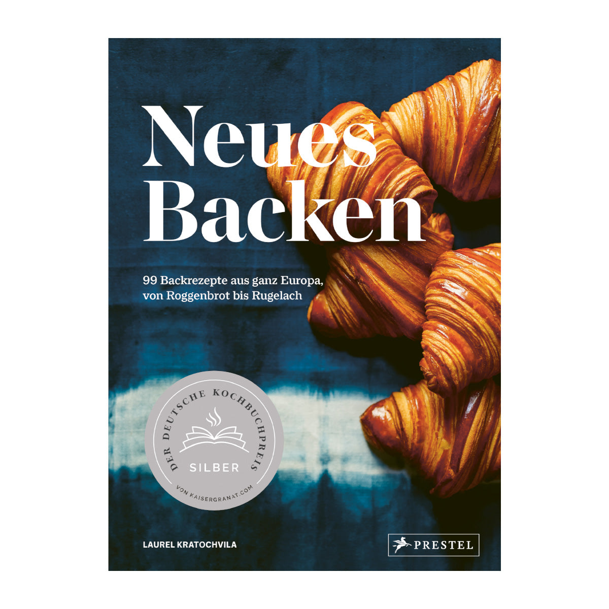 Buchcover des Backbuchs Neues Backen von Laurel Kratochvila mit goldbraunen Croissants auf dunklem Hintergrund; ausgezeichnet mit dem Deutschen Kochbuchpreis in Silber; 99 Backrezepte aus ganz Europa von Roggenbrot bis Rugelach.