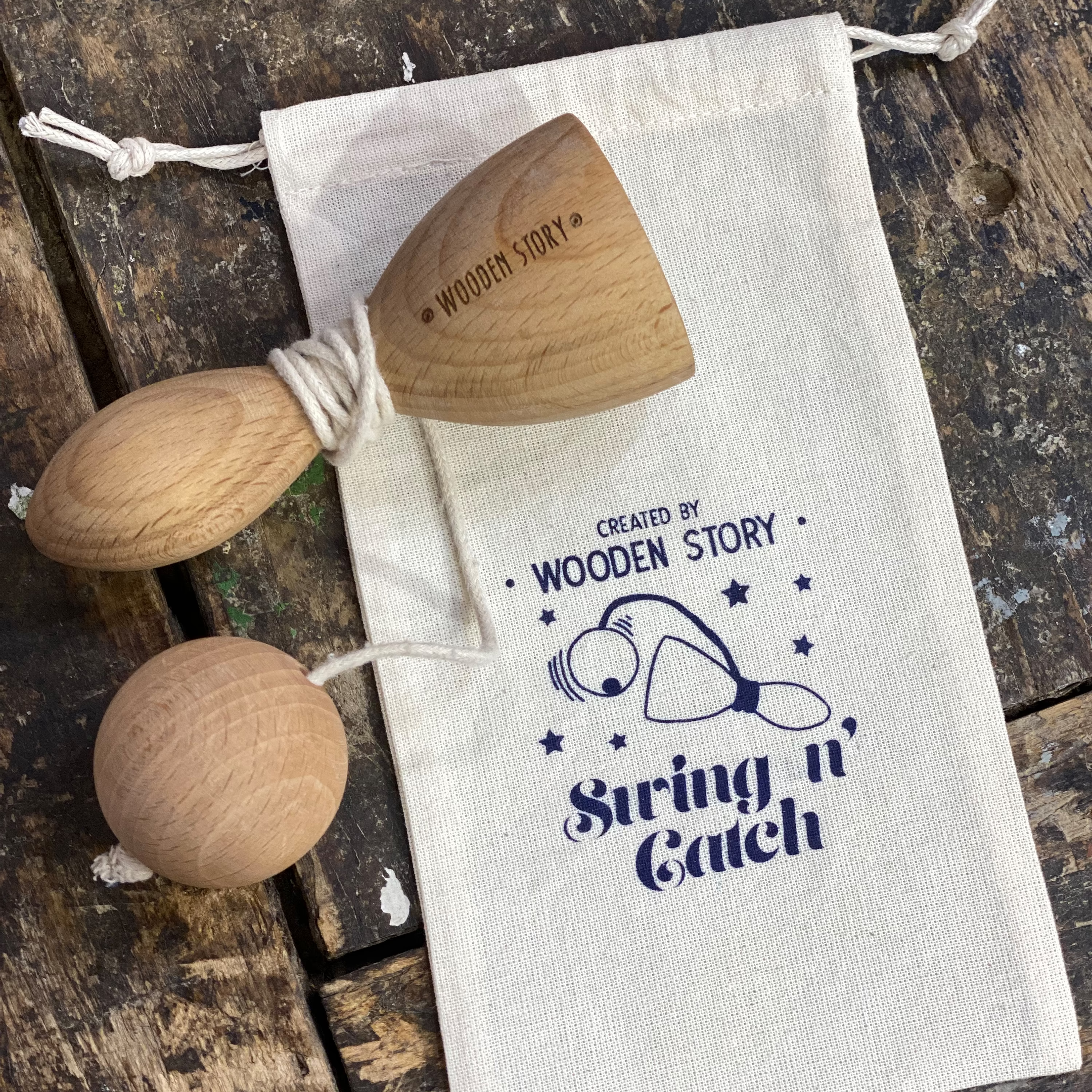 Holzspiel Schwingen & Fangen von Wooden Story im Baumwollbeutel, nachhaltiges Geschicklichkeitsspiel aus FSC-zertifiziertem Naturholz, schadstofffrei und sicher für Kinder, inklusive Holzball an Baumwollschnur.