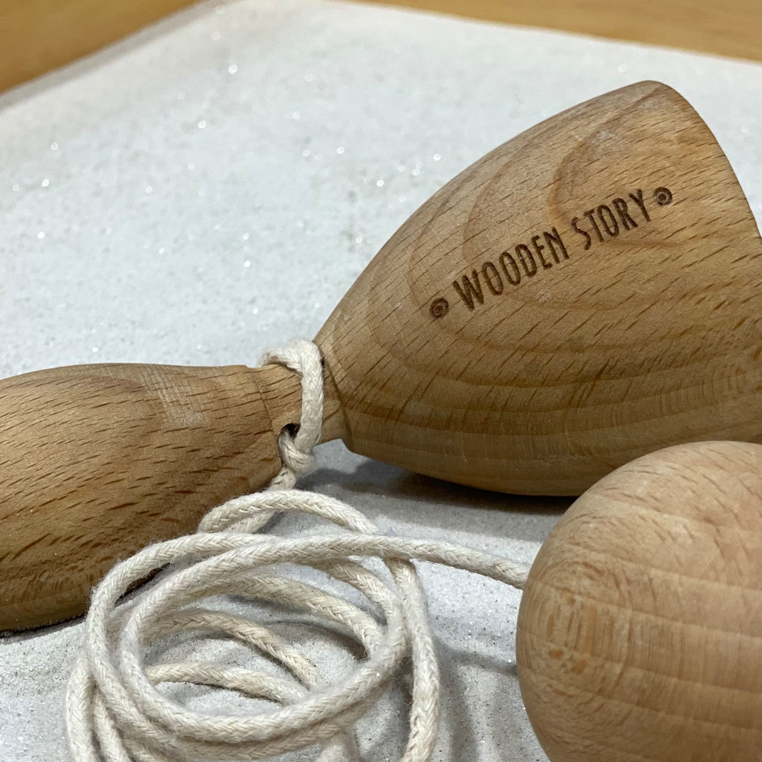 Detailaufnahme des Holzspiels Schwingen & Fangen von Wooden Story mit fein geschliffener Oberfläche, Baumwollschnur und Holzball aus FSC-zertifiziertem Naturholz, unbehandelt, schadstofffrei und kindersicher.