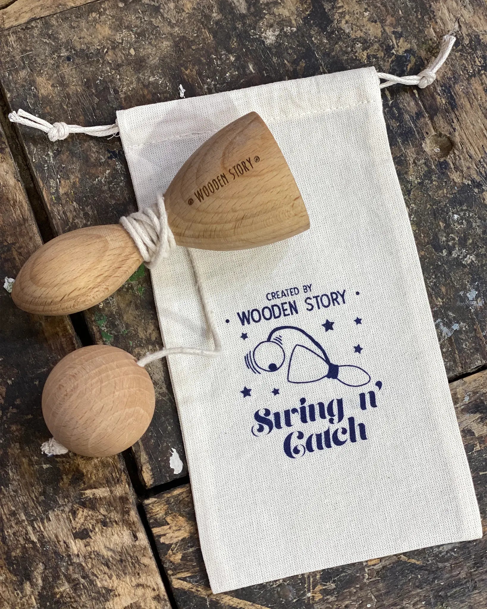 Holzspiel Schwingen & Fangen von Wooden Story im Baumwollbeutel, nachhaltiges Geschicklichkeitsspiel aus FSC-zertifiziertem Naturholz, schadstofffrei und sicher für Kinder, inklusive Holzball an Baumwollschnur.