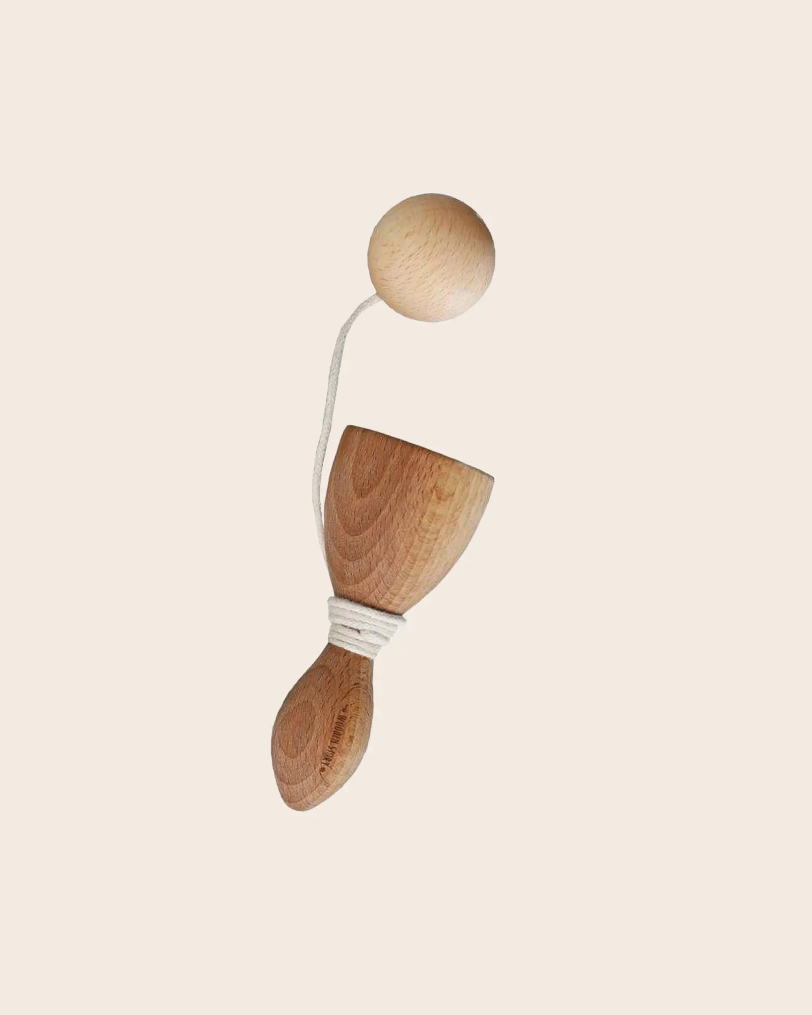 Holzspielzeug Schwingen & Fangen aus FSC-zertifiziertem Naturholz mit Holzball an Baumwollschnur, unbehandelt und schadstofffrei, nachhaltiges Geschicklichkeitsspiel für Kinder ab 3 Jahren.
