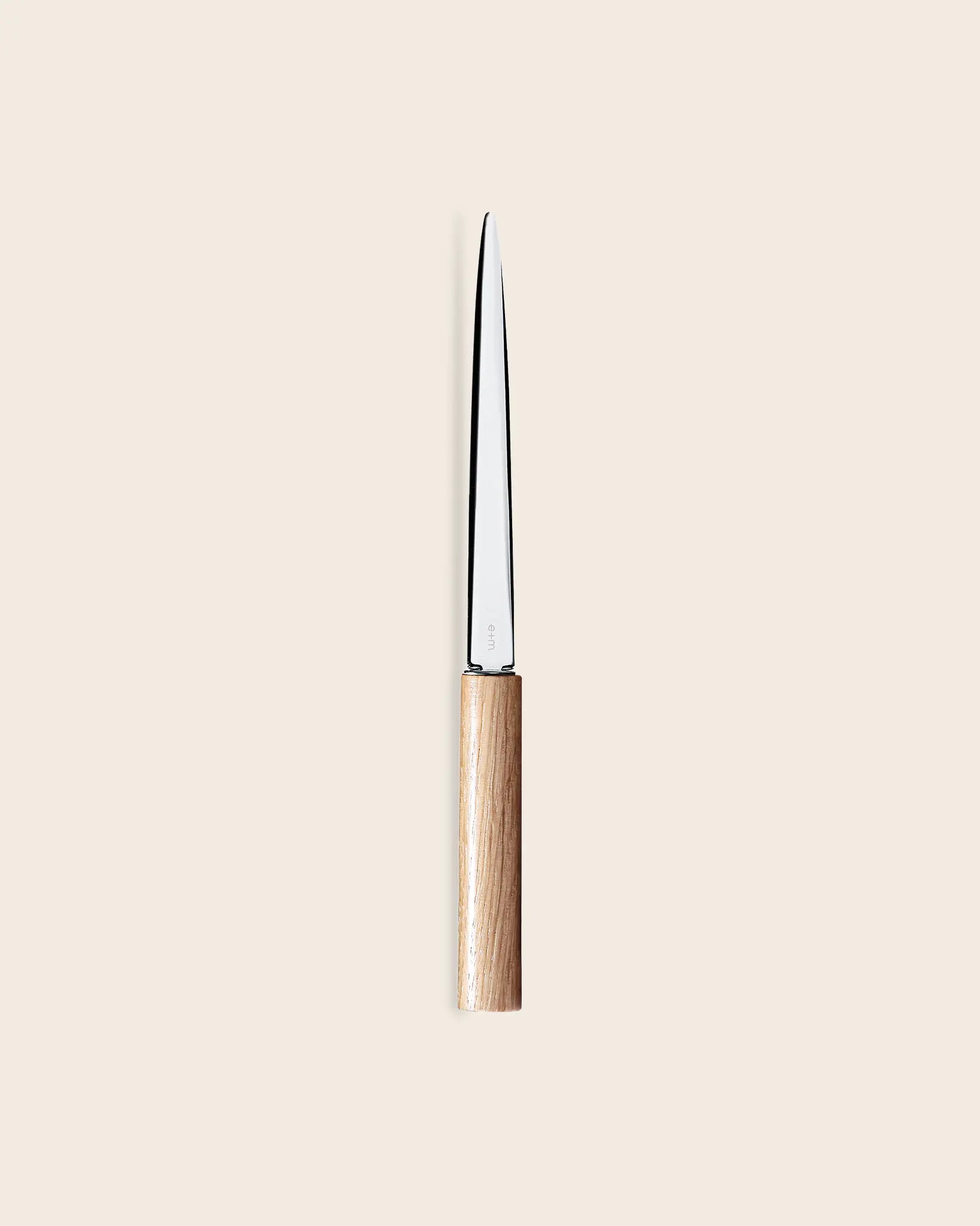 Brieföffner MAXIMO aus Eichenholz mit vernickelter Klinge. Von e+m Holzprodukte. Handgefertigtes Design-Accessoire aus Deutschland für stilvolles Öffnen von Briefen.