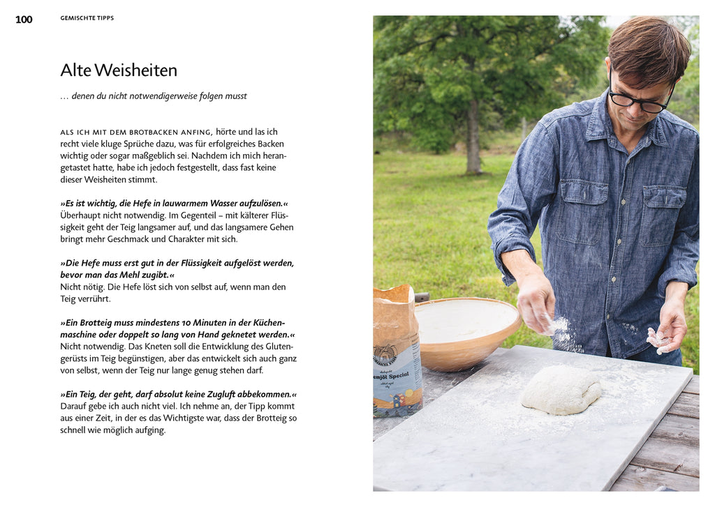 Doppelseite aus dem Buch 1 Methode 100 Brote mit Tipps zum Brotbacken und Foto des Autors Martin Johansson, wie er Teig mit Mehl bestäubt. Praktische Ratschläge und Grundlagen fürs Backen zu Hause.