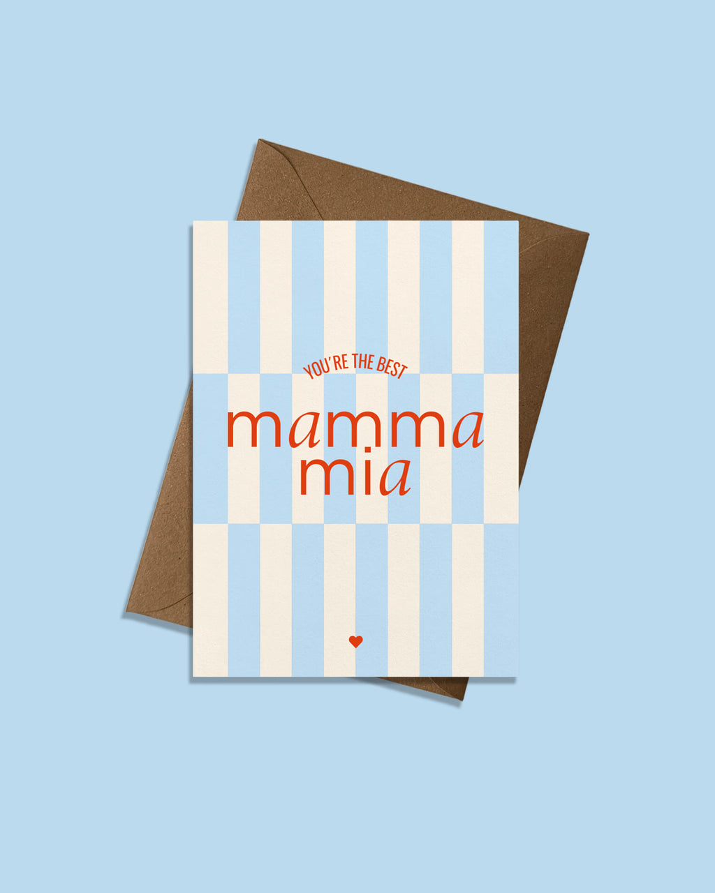 Moderne Geburtstagskarte ‚mamma mia‘ mit grafischem Streifenmuster in Hellblau und Beige, roter Typografie und Aufschrift ‚You're the best‘ und 'mamma mia‘, präsentiert mit braunem recyceltem Kraftpapier-Umschlag produziert in Deutschland.