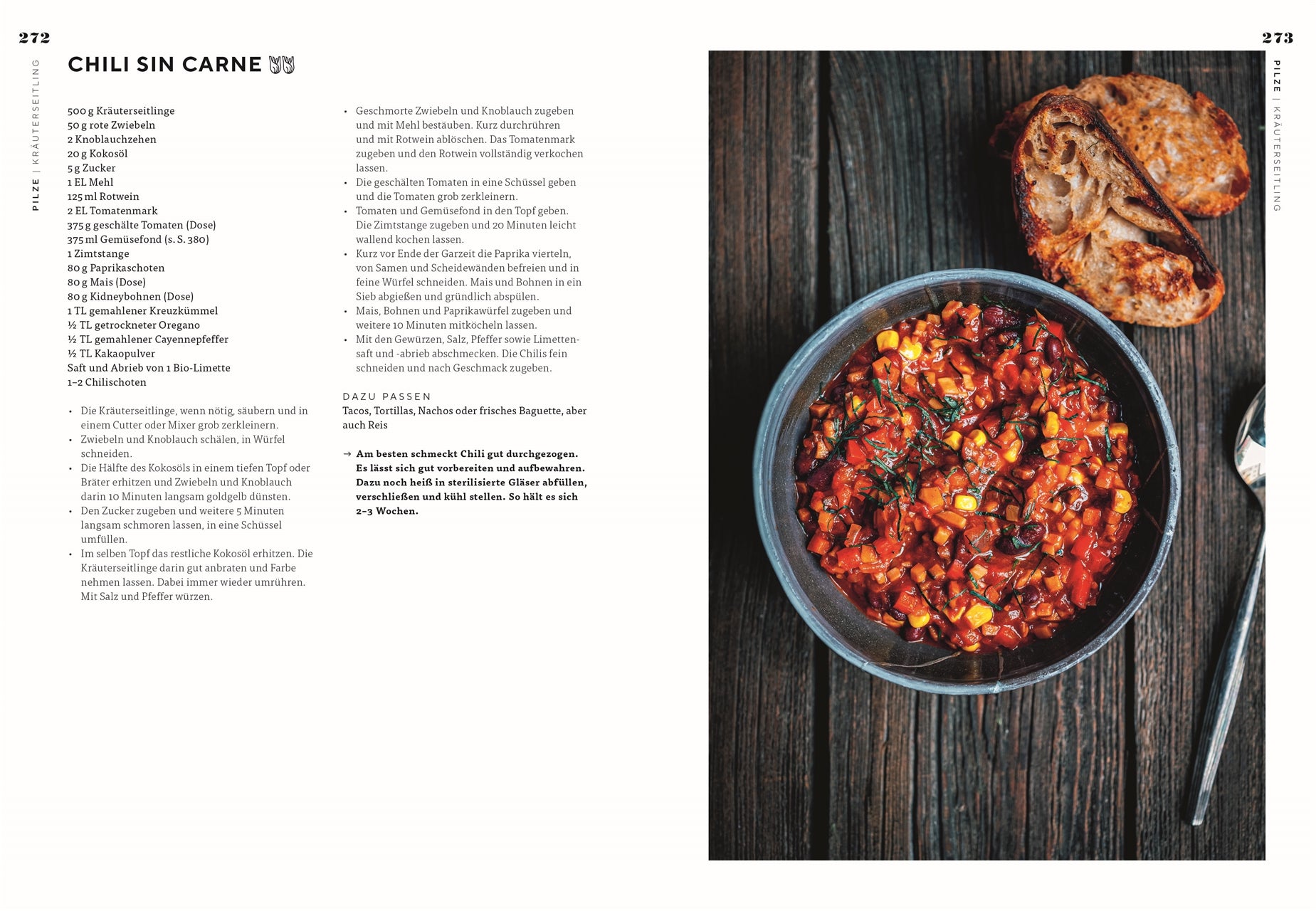 Chili Sin Carne: Bunte Schüssel mit Chili sin Carne aus Mais, Paprika, Bohnen und Kräutern, serviert auf dunklem Holztisch mit geröstetem Sauerteigbrot.