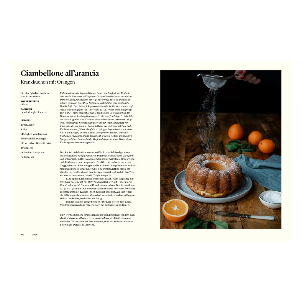 Rezeptseite aus dem Kochbuch Originale: Kranzkuchen mit Orangen, traditioneller italienischer Ciambellone mit Olivenöl, frisch gepresstem Orangensaft und Puderzucker, serviert rustikal auf Holztisch.
