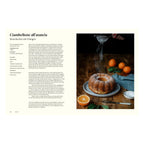 Rezeptseite aus dem Kochbuch Originale: Kranzkuchen mit Orangen, traditioneller italienischer Ciambellone mit Olivenöl, frisch gepresstem Orangensaft und Puderzucker, serviert rustikal auf Holztisch.