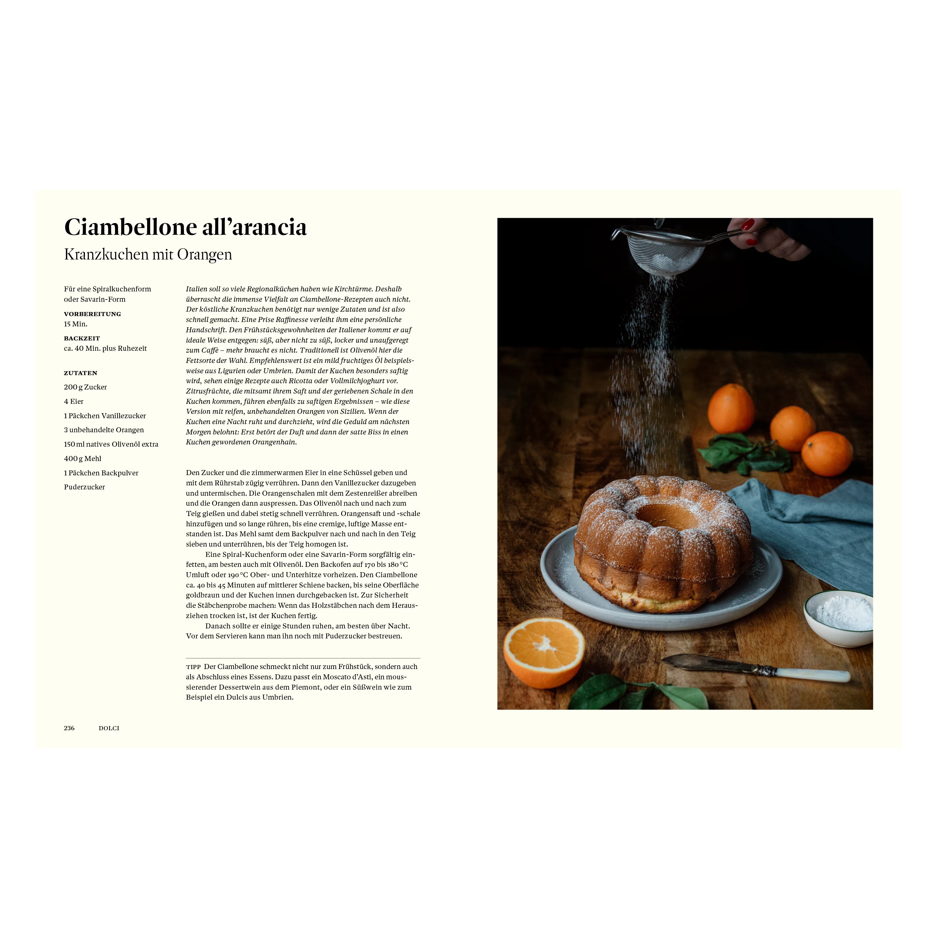 Rezeptseite aus dem Kochbuch Originale: Kranzkuchen mit Orangen, traditioneller italienischer Ciambellone mit Olivenöl, frisch gepresstem Orangensaft und Puderzucker, serviert rustikal auf Holztisch.