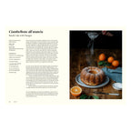 Rezeptseite aus dem Kochbuch Originale: Kranzkuchen mit Orangen, traditioneller italienischer Ciambellone mit Olivenöl, frisch gepresstem Orangensaft und Puderzucker, serviert rustikal auf Holztisch.