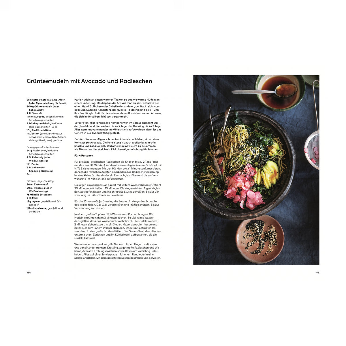 Grünteenudeln mit Avocado und Radieschen: Große Schüssel mit Grüntee-Nudeln, mariniertem Gemüse wie Radieschen, Avocado, Frühlingszwiebeln und Wakame-Algen, daneben kleine Schalen mit Sesam und Dressingzutaten.