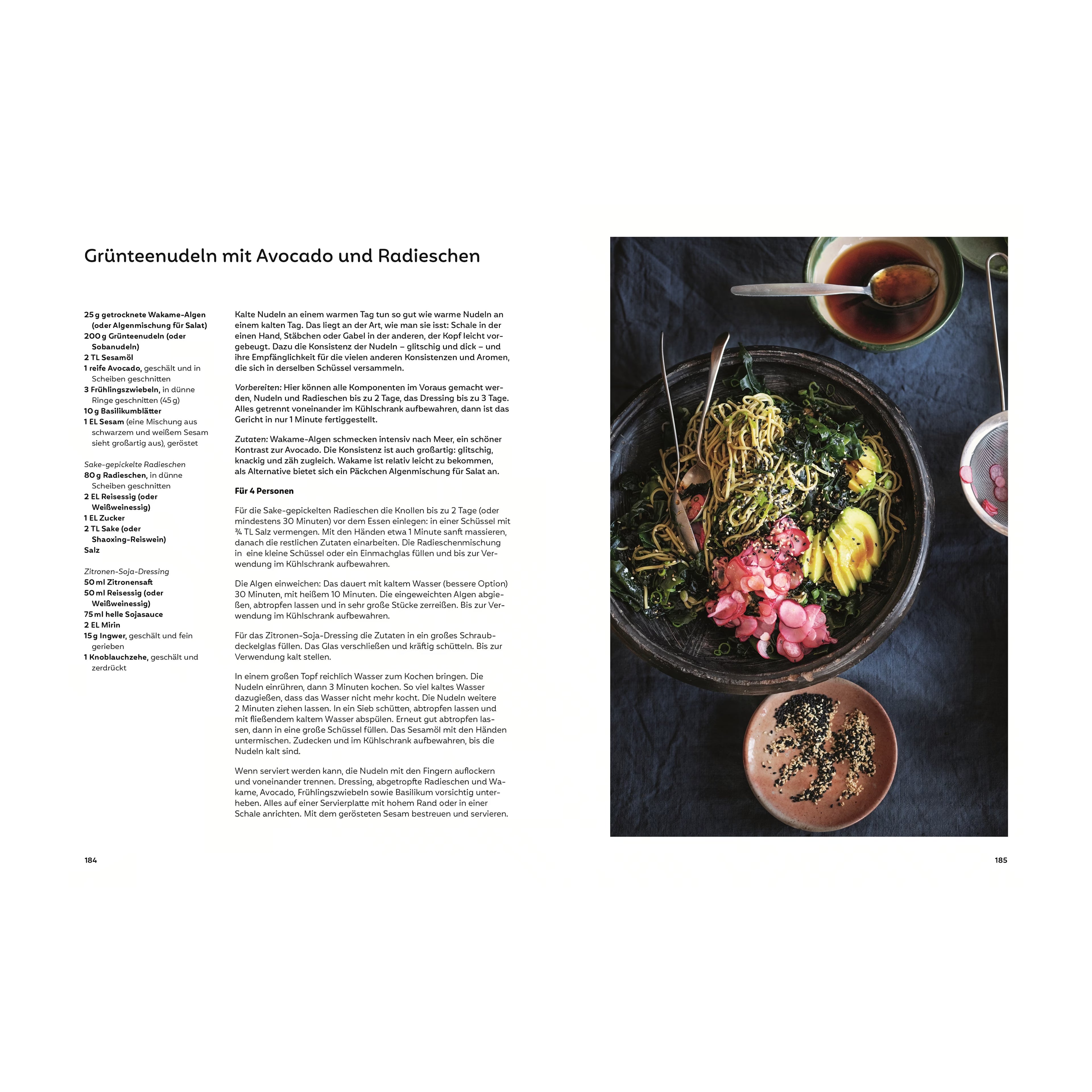 Grünteenudeln mit Avocado und Radieschen: Große Schüssel mit Grüntee-Nudeln, mariniertem Gemüse wie Radieschen, Avocado, Frühlingszwiebeln und Wakame-Algen, daneben kleine Schalen mit Sesam und Dressingzutaten.