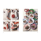 Kuchen mit Erdbeeren (Schoko-Erdbeerrolle): Schrittweise Darstellung der Zubereitung einer Schokokeks-Erdbeerrolle mit Sahne, dazu eine Platte mit mehreren bunten Tellern, auf denen einzelne Stücke der fertigen Rolle angerichtet sind.