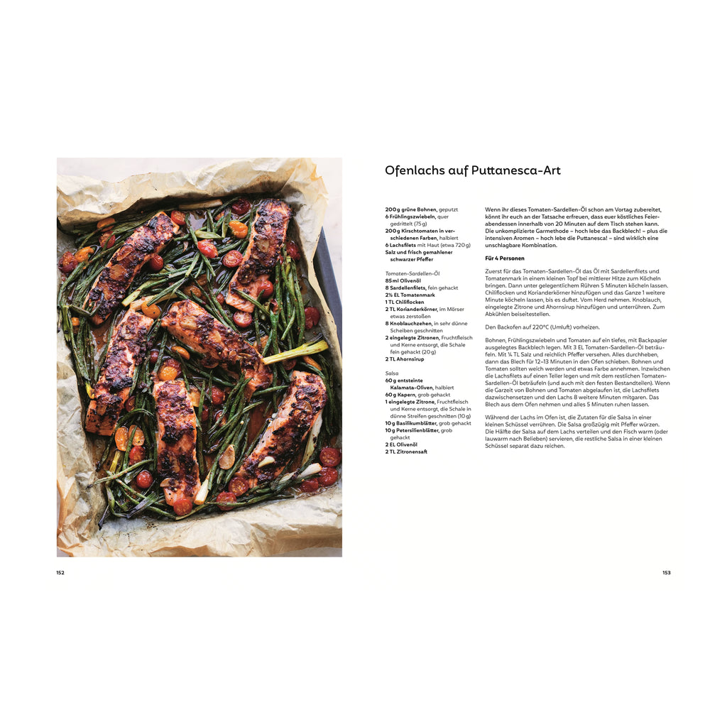 Ofenlachs auf Puttanesca-Art: Blechgericht mit mehreren Lachsfilets auf einem Bett aus grünen Bohnen, Frühlingszwiebeln und halbierten Kirschtomaten, aromatisch gebacken mit würziger Tomaten-Sardellen-Marinade.