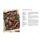 Ofenlachs auf Puttanesca-Art: Blechgericht mit mehreren Lachsfilets auf einem Bett aus grünen Bohnen, Frühlingszwiebeln und halbierten Kirschtomaten, aromatisch gebacken mit würziger Tomaten-Sardellen-Marinade.