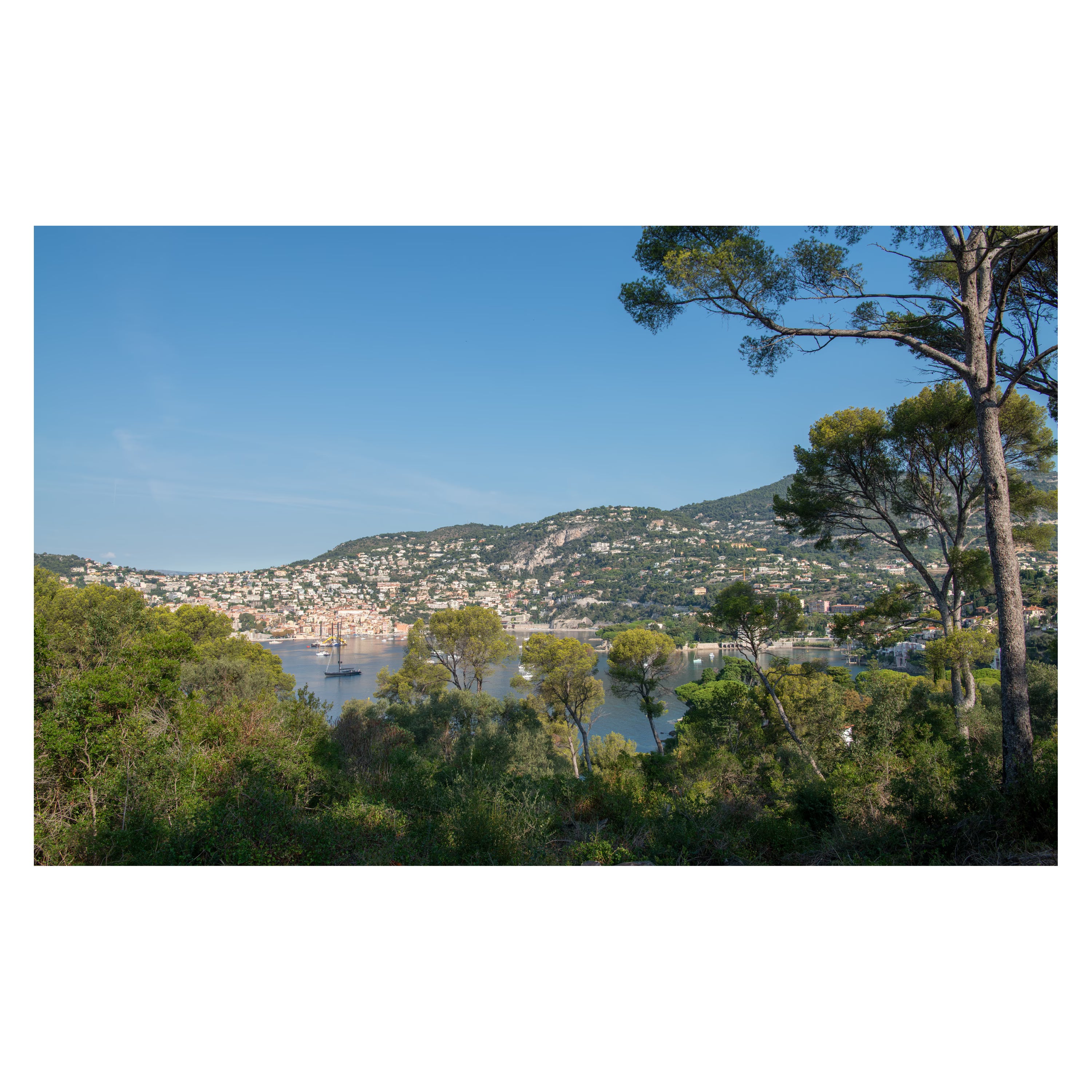 Küstenblick an der Côte d’Azur aus dem Bildband „Côte d’Azur Living“ von Harriet Thorpe, mit mediterraner Landschaft, tiefblauem Meer und typischer südfranzösischer Architektur.