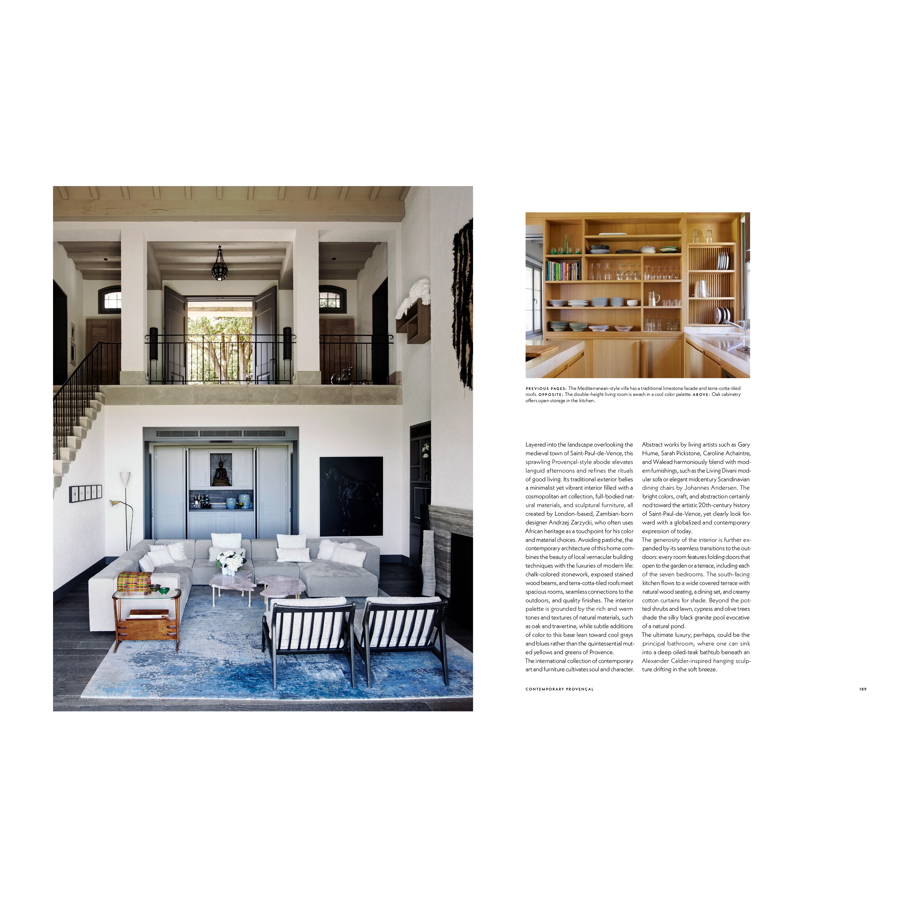 Modernes Interieur einer mediterranen Villa in Saint-Paul-de-Vence. Offener Wohnbereich mit hohen Decken, Designer-Sofa, Kunstwerken und eleganten Holzelementen im Stil der Côte d’Azur.