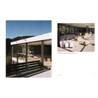 Modernistische Villa mit Glasfassade und Panoramablick an der Côte d’Azur. Minimalistisches Interior mit Osaka-Sofa von Pierre Paulin, Designerleuchten und organischen Formen im Wohnzimmer.