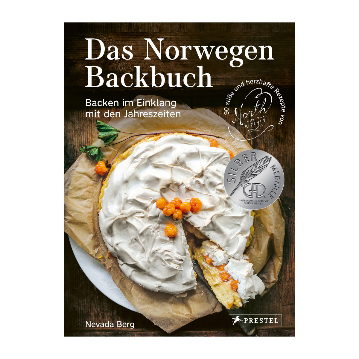 Buchcover von Das Norwegen Backbuch von Nevada Berg mit einer aufgeschnittenen Torte mit Baiser und Moltebeeren; Backen im Einklang mit den Jahreszeiten; ausgezeichnet mit der Silbermedaille der GAD; 90 süße und herzhafte Rezepte aus der nordischen Küche.