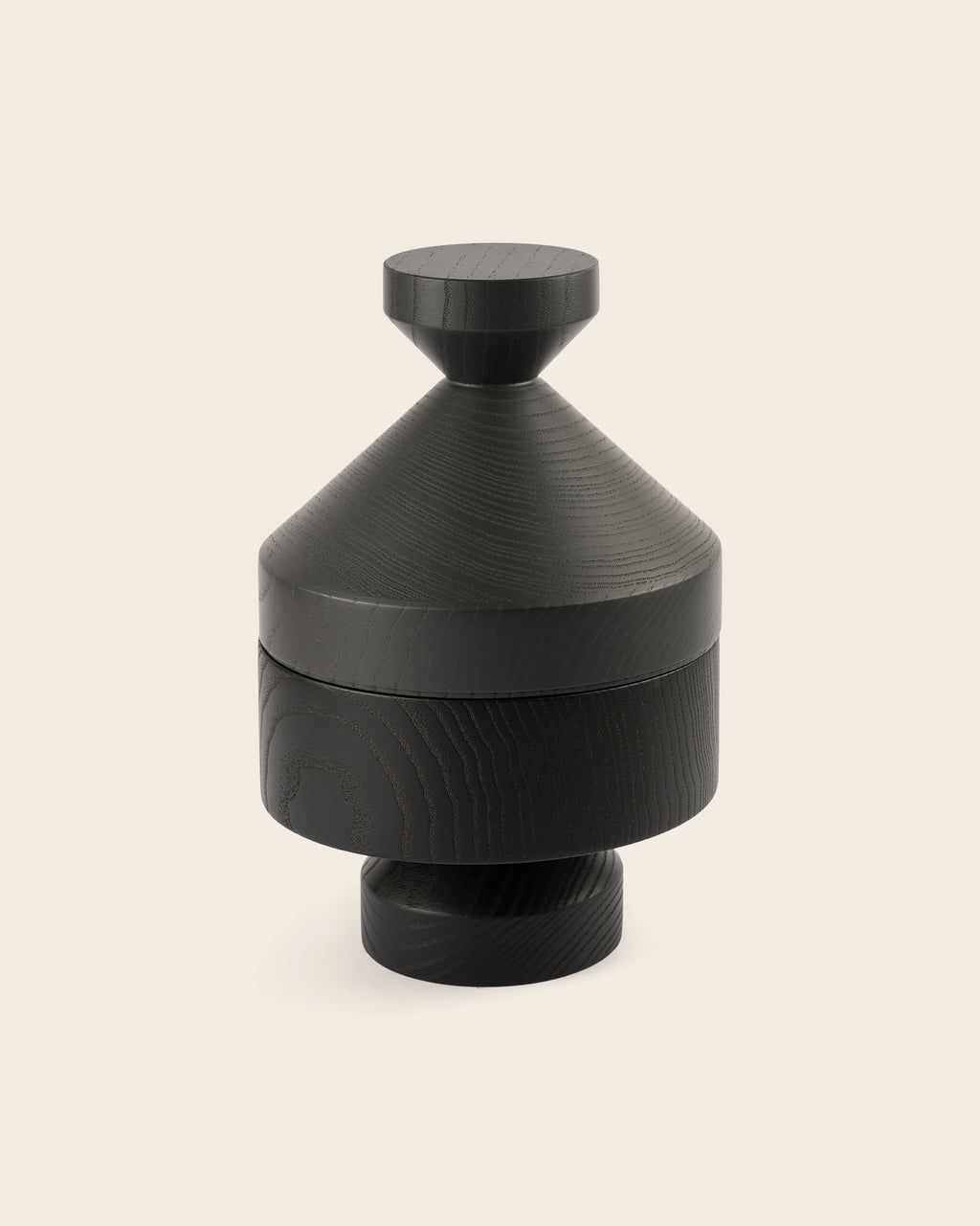 Designobjekt DEVAKI schwarz von NIEVEN handgedrechselte Holzschale aus Esche modernes Wohnaccessoire mit geometrischer Form ideal als Schmuckdose oder Dekoschale hergestellt in Deutschland.