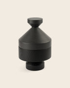 Designobjekt DEVAKI schwarz von NIEVEN handgedrechselte Holzschale aus Esche modernes Wohnaccessoire mit geometrischer Form ideal als Schmuckdose oder Dekoschale hergestellt in Deutschland.